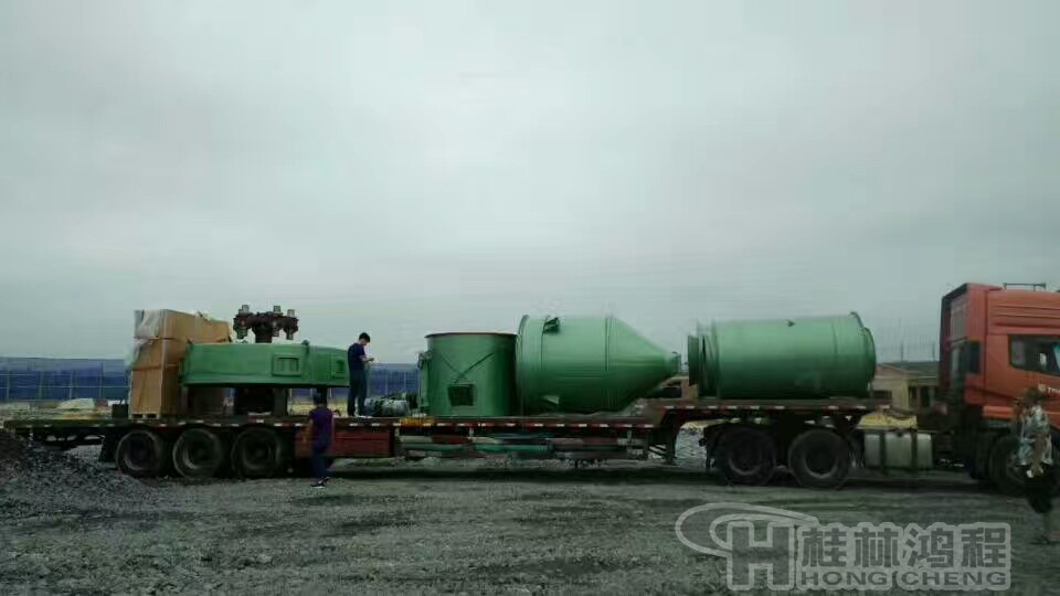 桂林鴻程磨粉機(jī)裝車(chē)發(fā)往客戶(hù)現(xiàn)場(chǎng)