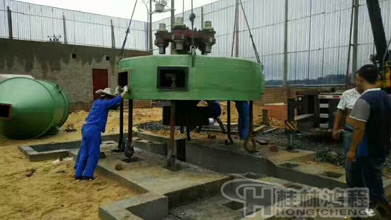 烈日下桂林鴻程磨粉機(jī)安裝團(tuán)隊(duì)正在為客戶(hù)安裝主機(jī)