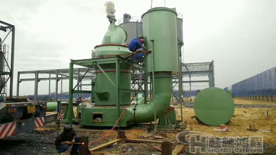 烈日下桂林鴻程磨粉機(jī)安裝團(tuán)隊(duì)正在客戶(hù)安裝焊接設(shè)備