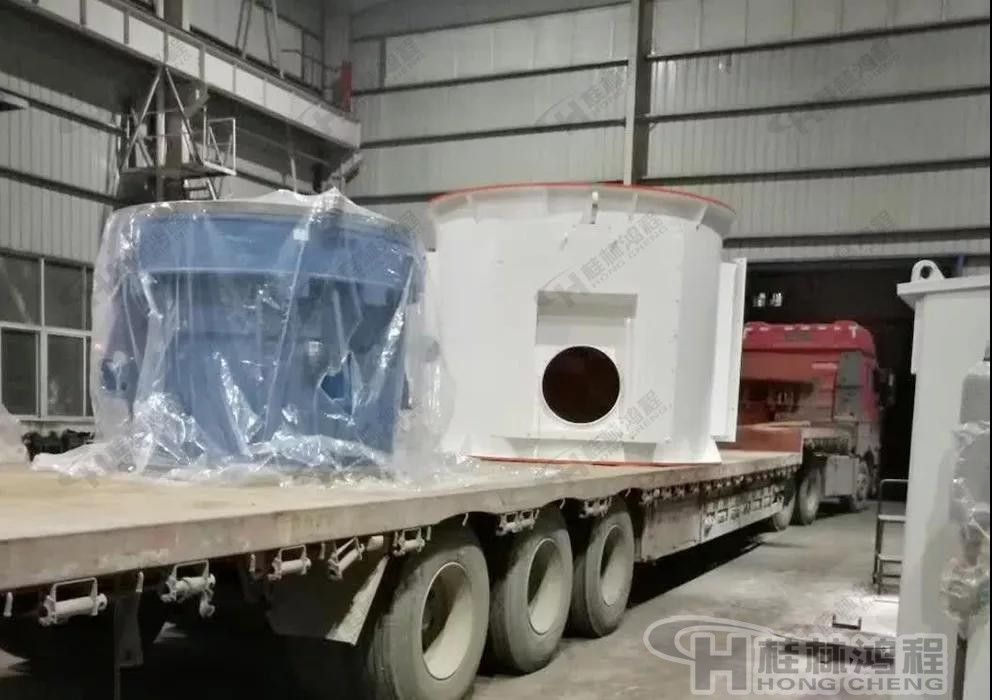 HLMX1700超細(xì)立磨發(fā)貨現(xiàn)場-超細(xì)立磨機主機裝車