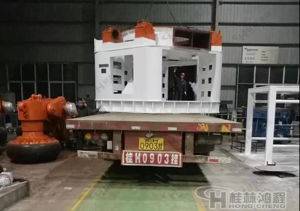 HLMX1700超細(xì)立磨發(fā)貨現(xiàn)場-超細(xì)立磨機主機磨輥裝車