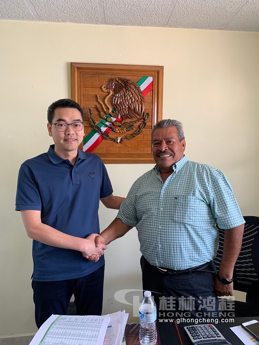 中國磨粉機廠家桂桂林鴻程總經理容棟國與客戶合影 中國磨粉機廠家桂桂林鴻程總經理容棟國與客戶合影