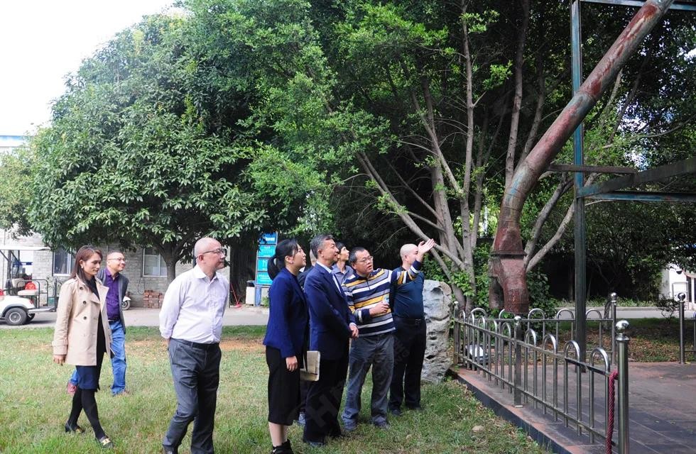 廣西塑料行業(yè)協(xié)會(huì)一行人與公司高層共同觀摩桂林鴻程首臺(tái)磨粉機(jī) 廣西塑料行業(yè)協(xié)會(huì)一行人與公司高層共同觀摩桂林鴻程首臺(tái)磨粉機(jī)