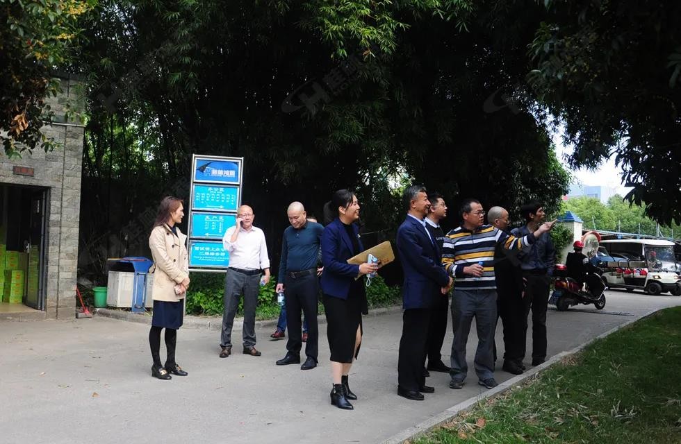 廣西塑料行業(yè)協(xié)會(huì)一行人與公司高層共同觀摩桂林鴻程首臺(tái)磨粉機(jī) 廣西塑料行業(yè)協(xié)會(huì)一行人與公司高層共同觀摩桂林鴻程首臺(tái)磨粉機(jī)