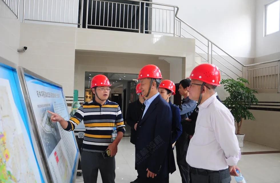 桂林鴻程容北國(guó)副董事長(zhǎng)引領(lǐng)業(yè)協(xié)會(huì)一行參觀 桂林鴻程容北國(guó)副董事長(zhǎng)引領(lǐng)業(yè)協(xié)會(huì)一行參觀